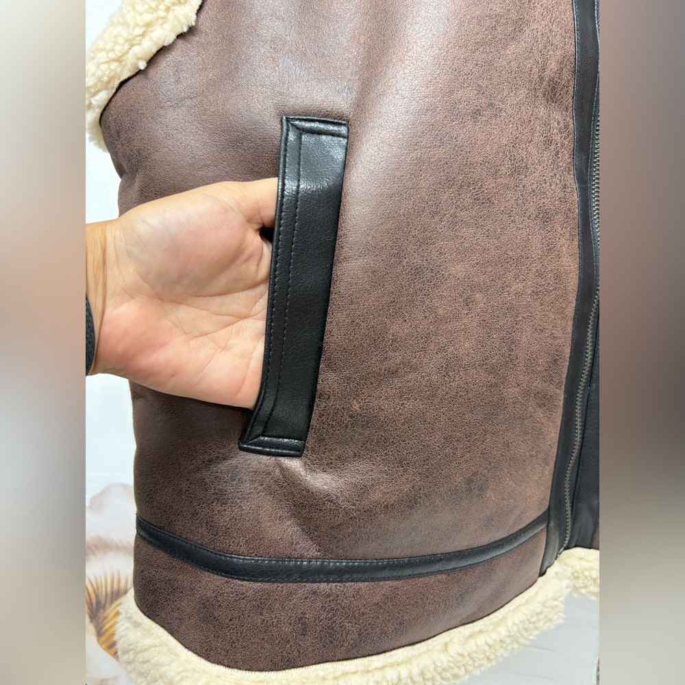 DIVIDED Faux Leather Sherpa Vest - Picture 3 of 13